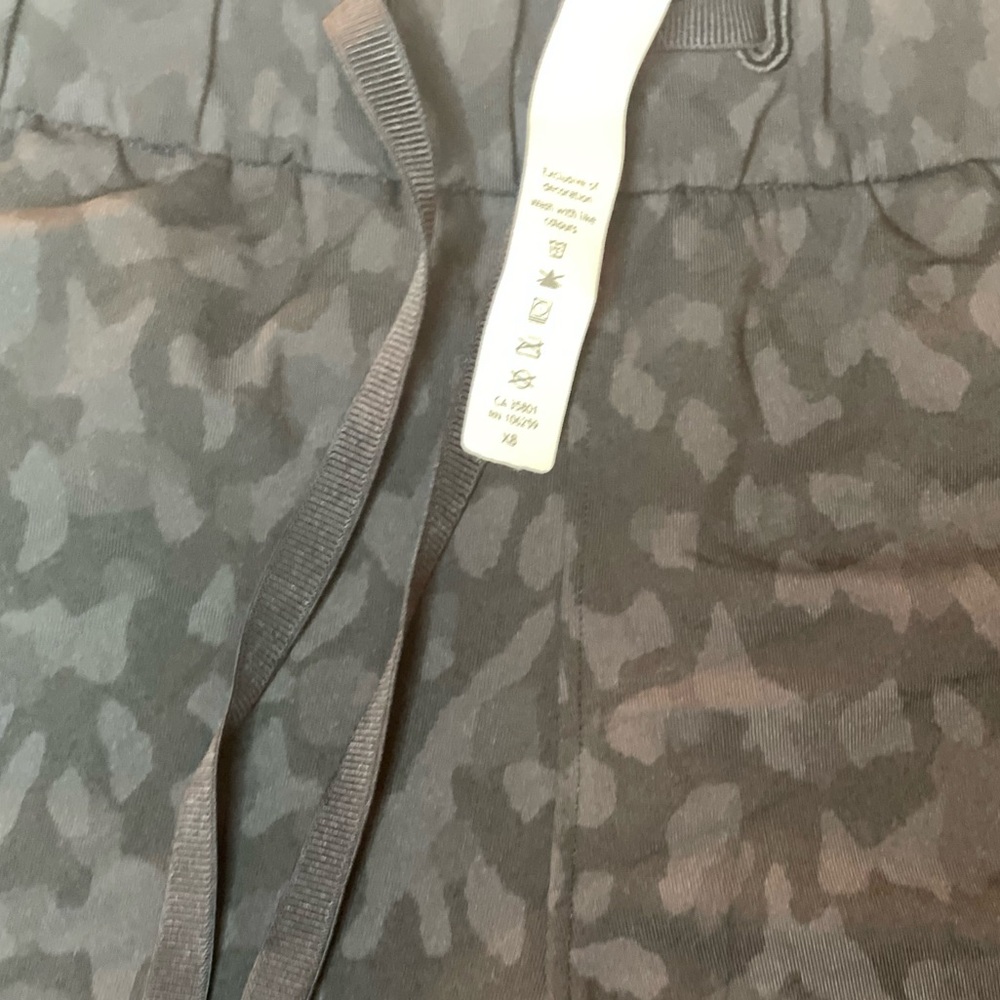 Lululemon On the Fly 7/8 Pant. Size 12. Deep gray camo/cheetah print. - Picture 6 of 8